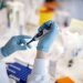Un investigador trabaja en una vacuna contra el covid-19 en el laboratorio de investigación de la Universidad de Copenhague. | Thibault Savary, AFP