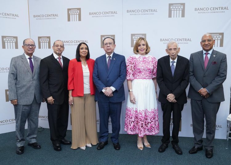 Héctor Valdez Albizu presidió el acto de presentación de las obras.