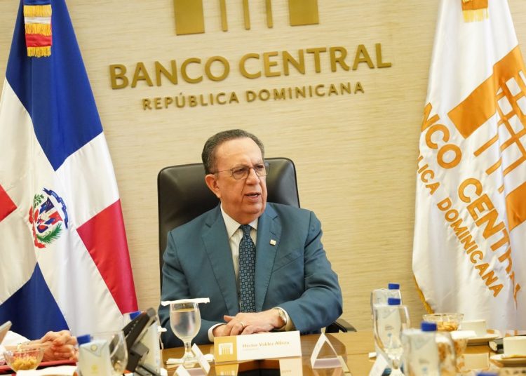 Valdez Albizu completa 30 años como gobernador del Banco Central.