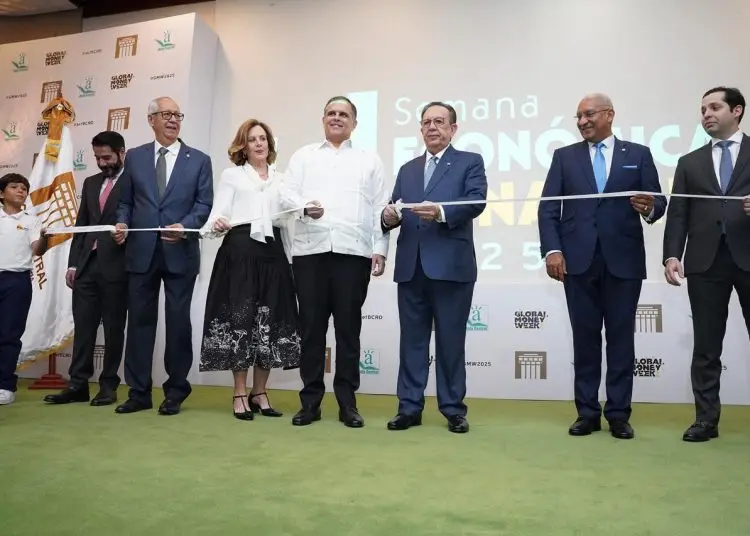 Valdez Albizu anuncia que indicador de inclusión financiera se elevó al 65.6%, desde el 56.9% registrado en 2019.