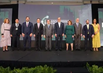 Durante su intervención en el III Congreso de Banca Sostenible e Inclusiva de Felaban, que contó con la presencia del presidente Luis Abinader, Valdez explicó que esta sólida posición financiera permite al país mantener un índice de solvencia superior al mínimo requerido del 10%.