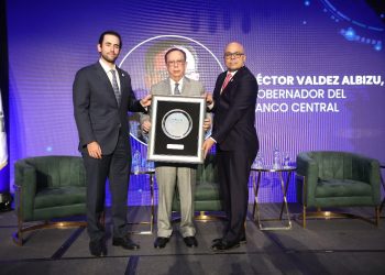 El funcionario recibió la placa de reconocimiento de manos de Carlos José Martí Ramos, presidente de Editorial CM, y Jairon Severino, director de elDinero.