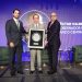 El funcionario recibió la placa de reconocimiento de manos de Carlos José Martí Ramos, presidente de Editorial CM, y Jairon Severino, director de elDinero.