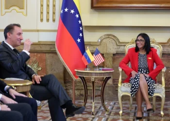 Reunión oficial entre Venezuela y Estados Unidos para fortalecer relaciones económicas.