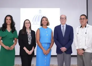 Las viceministras de MEM, Betty Soto, y de Medioambiente, Ana Pimentel, y el vicepresidente ejecutivo del Cnccmdl, Maximiliano Puig, la asesora de energía limpia y situaciones climáticas del MEM, Chadai Abreu, e Iván Delgado, líder del equipo consultor contratado.