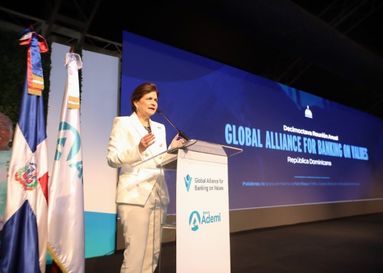 Raquel Peña: "en enero de este año, nuestro país registró un crecimiento de 3.5%". / Foto: Elianny Mendoza