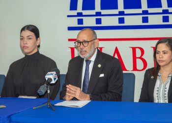 Castro informó la suspensión de certificación de contratos de las empresas denunciadas y otras que participaron en los procesos de adjudicación de utilería escolar para los próximos años lectivos.