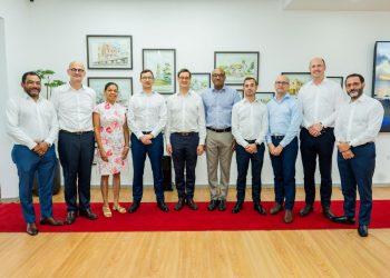 El CEO de Vinci Airports, Rémi Maumon de Longevialle, encabezó la delegación de altos ejecutivos de la empresa.