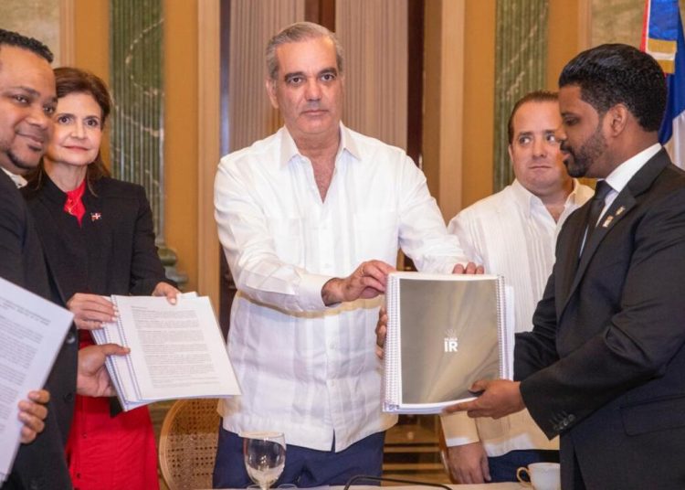 Abinader expresó una vez más completo respaldo a la lucha contra la violencia de género e intrafamiliar.