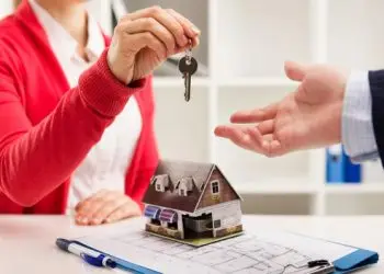 La experta Lorenzo subraya que las viviendas compradas en planos suelen ser más económicas comparadas con las terminadas.