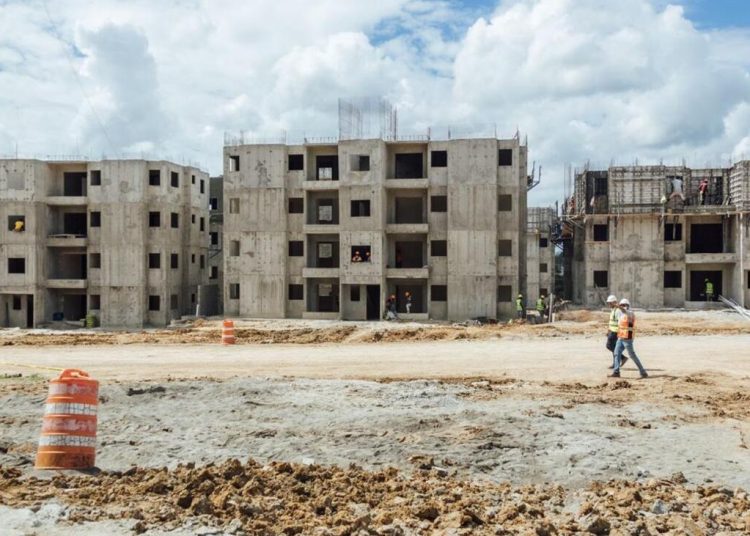 De estas viviendas, el 92.8% son apartamentos y el 7.2% casas.
