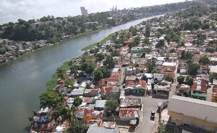 El informe explica que la exposición de las viviendas y los hogares a fuentes de contaminación puede afectar la calidad de vida y deteriora la salud colectiva.