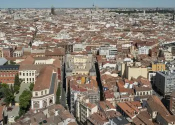 También incide en que las autoridades deben plantear medidas específicas para zonas donde la escasez de suelo es menos intensa y la sobrevaloración de los precios de las viviendas no es una preocupación.