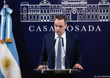 En una rueda de prensa, el portavoz presidencial, Manuel Adorni, dijo que el nombre del nuevo ministerio no está definido, pero que estará "encargado de la aceleración y la puesta en marcha de todo lo que tiene que ver con la desregulación y limpieza burocrática".