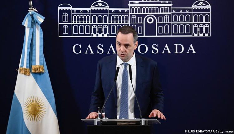 En una rueda de prensa, el portavoz presidencial, Manuel Adorni, dijo que el nombre del nuevo ministerio no está definido, pero que estará "encargado de la aceleración y la puesta en marcha de todo lo que tiene que ver con la desregulación y limpieza burocrática".