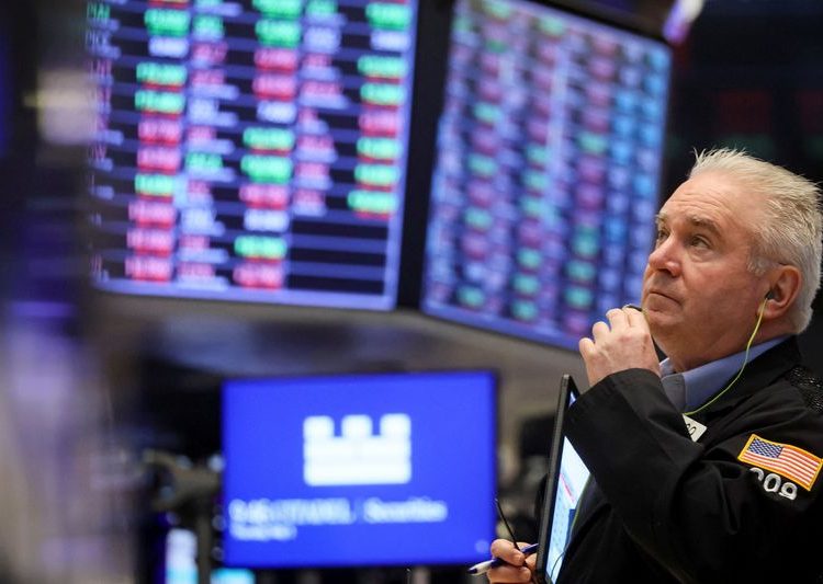 En las 30 del Dow Jones, con la mayoría también en verde, el mejor desempeño fue para McDonald's con ganancias de 3.25%, para Intel Corp. con 3.11% y Amgen que cerró la jornada con un alza de sus acciones de 2.03%.