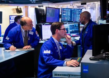 Entre los 30 valores del Dow, destacaban los avances de Intel (3.61%), Caterpillar (2.86%) y American Express (1.22%), y las bajadas de Merck (-1.14%) y JPMorgan Chase (-1.05%).