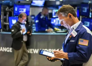 El S&P 500 bajaba un 0.09%, hasta 5.733 unidades, y el tecnológico Nasdaq subía un 0.16%, hasta 18.148 unidades.