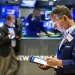 El S&P 500 bajaba un 0.09%, hasta 5.733 unidades, y el tecnológico Nasdaq subía un 0.16%, hasta 18.148 unidades.