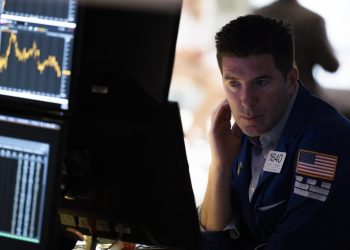 Entre los 30 valores del Dow Jones lideraban los avances International Business Machines (2.06%) y Chevron (1.42%), y las mayores pérdidas eran para Salesforce (-1.55%) y Microsoft (-0.52%).