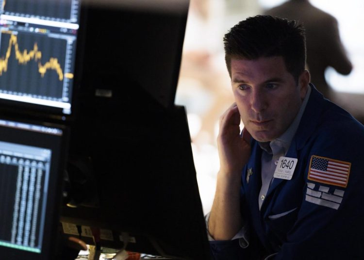 Entre los 30 valores del Dow Jones lideraban los avances International Business Machines (2.06%) y Chevron (1.42%), y las mayores pérdidas eran para Salesforce (-1.55%) y Microsoft (-0.52%).
