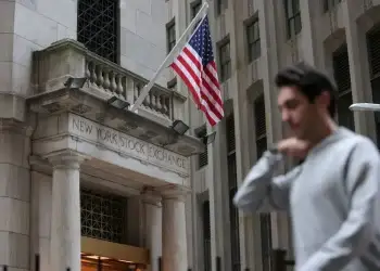 El S&P 500 bajaba un 0.75%, hasta los 5,632 enteros.