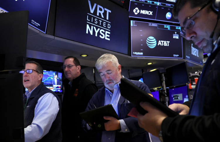 Entre las 30 principales firmas cotizadas del Dow Jones, destacaban las subidas de Salesforce (1.86%) y McDonald's (0.89%) y las bajadas de UnitedHealth (-1.68%) y Merck (-1.46%).