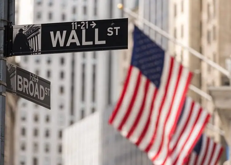Los operadores vienen de una sesión de pérdidas en la que el Dow retrocedió 450 puntos, mientras que el S&P 500 perdió un 0.4% y el Nasdaq Composite cayó casi un 0.5%.