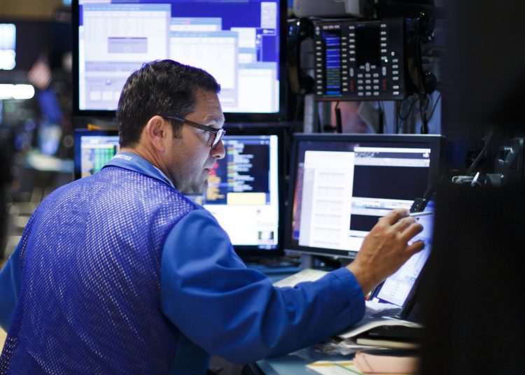 Entre los 30 valores del Dow, destacaban los avances de Merck (1.34%), Apple (1.02%) y JPMorgan Chase (0.9%), y las bajadas de Intel (-4.73 '%), Travelers (-4.03%) y American Express (-3.9%).