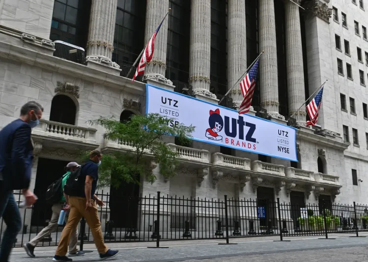 S&P 500 bajaba un 0.07%, hasta las 5.471 unidades, mientras el tecnológico Nasdaq retrocedía un 0.18%, hasta los 17.847 puntos.