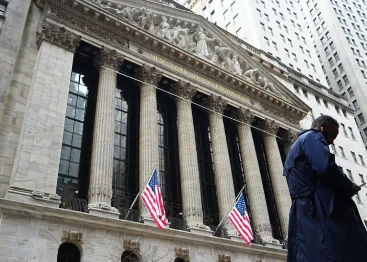 El sector tecnológico caía un 1.36% y algunas de las empresas de este sector que también experimentaban pérdidas eran Nvidia (-1.83%) y Amazon (-1.31%).