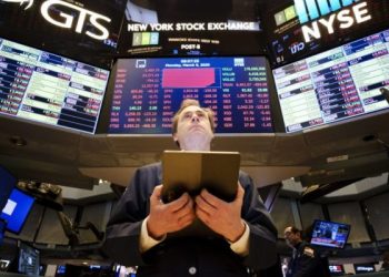Entre las 30 cotizadas del Dow Jones las que más crecían eran Boeing (4.92%) y Apple (1.18%); mientras que las que más caían eran Goldman Sachs (-1.12%), Coca-Cola (-0.68% ) y Amgen (-0.5%).