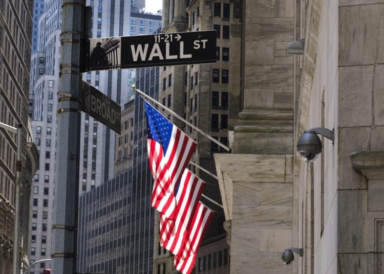 Entre las 30 cotizadas del Dow, destacaron las subida de Amazon (2.86%), MacDonals (1.27%) y JP Morgan (1.25%).