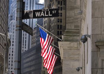 Dow Jones de Industriales bajó un 0.7%, hasta 44,693 enteros.