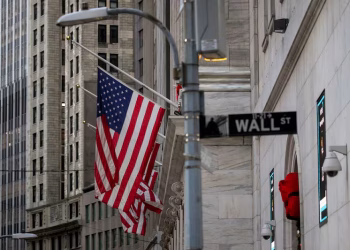 Por sectores, predominaban las pérdidas, encabezadas por las empresas financieras y de tecnología, que bajaban un 2.68% respectivamente, y las de bienes raíces, un 2.33%.