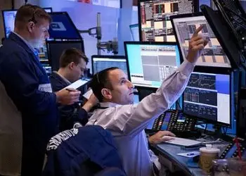 Por sectores, ascensos para el de bienes no esenciales (0.90%), comunicación (0.78%) y salud (0.71%), y retrocesos para el de materias primas (-0.1%).
