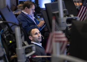 El índice más levemente afectado fue el Dow Jones, que cerró con una bajada de 1.25%, en 39.853 puntos.