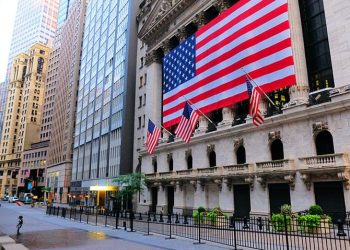 Entre las empresas del Dow 30, resaltaban la caída de Honeywell (-5.62%) y Dow Inc (2.1%), y las subidas de IBM (4.49%), que ayer presentó sus resultados, y Verizon (2.71%).