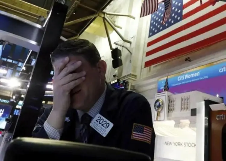 Más acusadas son aún las caídas del S&P 500 (-3.28%), hasta los 5,525 puntos, y especialmente del Nasdaq, que se deja un 3.85% hasta ponerse a esta hora en 18,913 enteros.