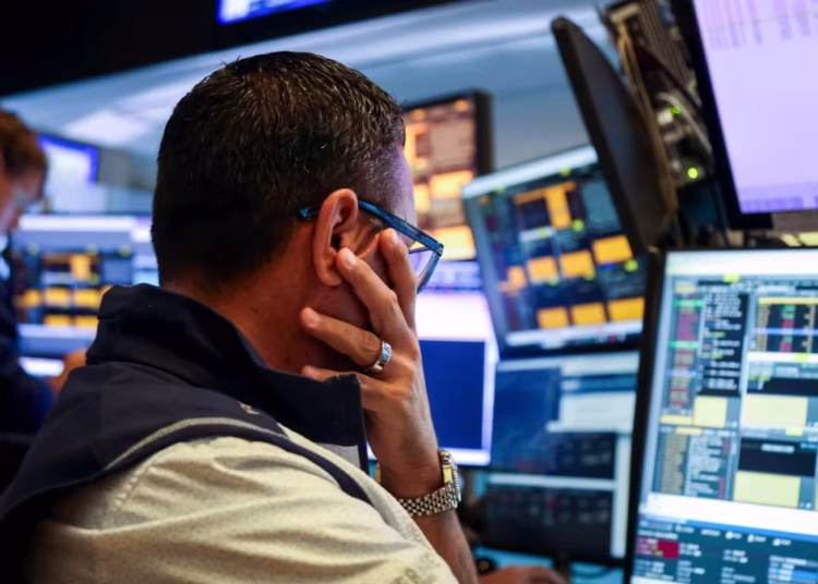 Incertidumbre en los mercados por la guerra en Oriente Medio y el impacto en los precios del petróleo y metales preciosos.