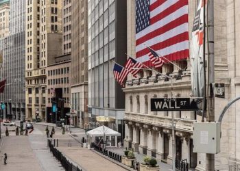 Entre los 30 valores del Dow Jones, que se mantuvieron en verde, destacaron los avances de Salesforce (2.63%) y Amazon (2.03%) frente a las pérdidas de Intel (-1.17%) y 3M (-0.85%).