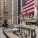 Entre los 30 valores del Dow Jones, que se mantuvieron en verde, destacaron los avances de Salesforce (2.63%) y Amazon (2.03%) frente a las pérdidas de Intel (-1.17%) y 3M (-0.85%).