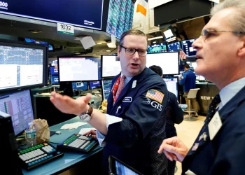 Entre los 30 valores del Dow Jones lideraban los avances Apple (2.07%) y UnitedHealth (0.41%), y entre los que abrían en rojo destacaban JPMorgan (-2.42%) y American Express (-2.03%).