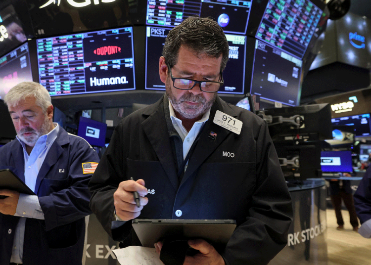 Trece minutos después de la apertura del parqué, el selectivo S&P 500 subía un 0.21%, hasta las 5.584 unidades, mientras que el tecnológico Nasdaq avanzaba un 0.39%, hasta los 18.476 puntos.