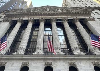 Entre las 30 mayores cotizadas del Dow, abrían casi todas en verde, los principales avances fueron para Salesforce (2.7%), Intel (2.48%) y Apple (1.39%); entre las que retrocedían estaban Procter&Gamble (-0.24%) y Walmart (-0.24%).