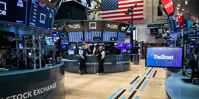 Por sectores, las mayores subidas eran para el energético (0.94%) y el de servicios públicos (0.79%), y las mayores bajadas el tecnológico (-2.31%) y el de materias primas (-0.82%).