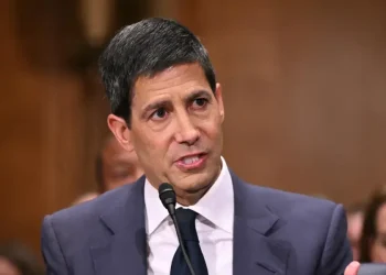 Kevin Warsh enfrenta su primer gran examen al frente del banco central estadounidense.