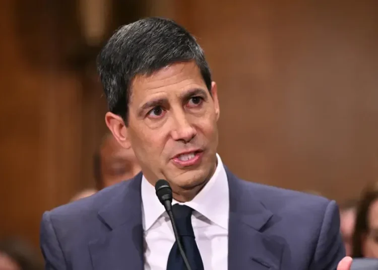 Kevin Warsh enfrenta su primer gran examen al frente del banco central estadounidense.