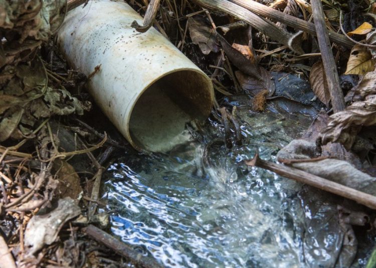 El agua residual producida es aquella cuya calidad y composición original han sido alteradas como resultado de su uso. - Fuente externa.