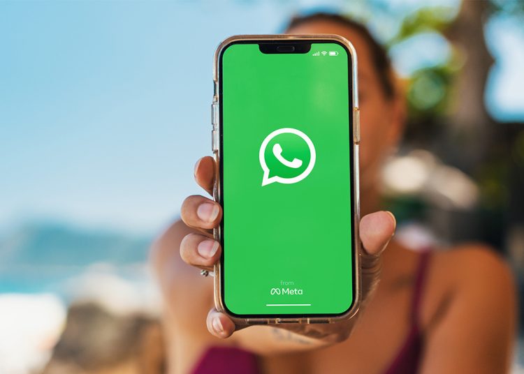 Usuarios de WhatsApp afectados por una aplicación falsa que contenía software espía capaz de acceder a datos personales en sus dispositivos.